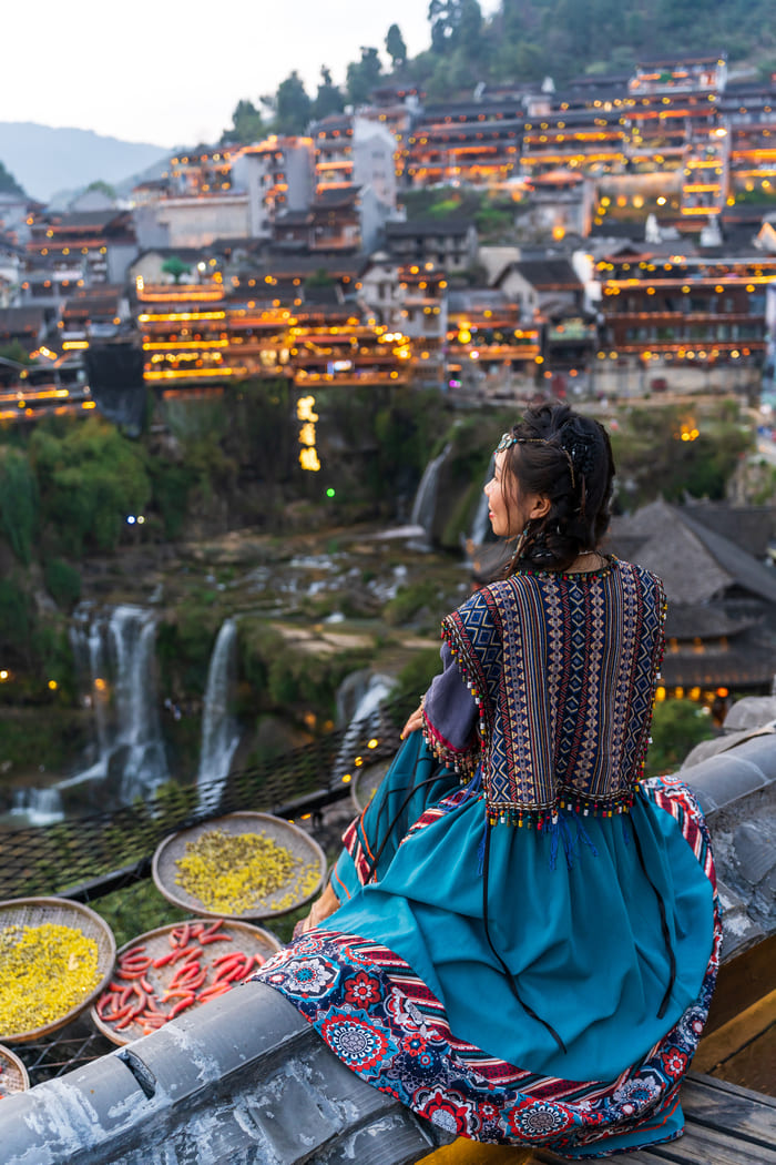 Chica senta en ciudad lijiang